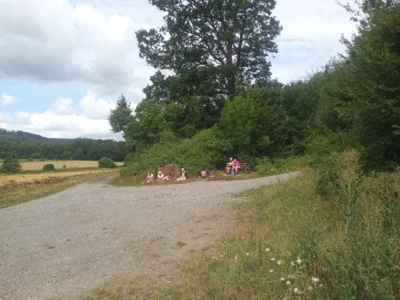 Der Rastplatz am Gedenkstein  (Bild vergr&ouml;&szlig;ern)
