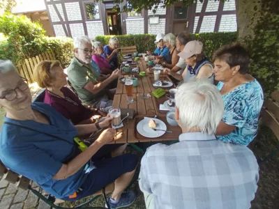 Gem&uuml;tliche Runde  (Bild vergr&ouml;&szlig;ern)
