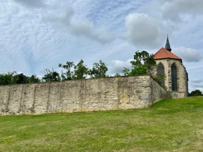 Klosterkirche mit wuchtiger Mauer  (Bild vergr&ouml;&szlig;ern)