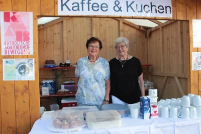 Vorschaubild: Gut versorgt mit Kaffee und Kuchen durch die Damen der KAB Waldsassen