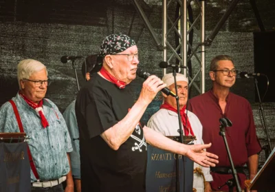 Horst holt "alle Freunde an Bord"  (Bild vergr&ouml;&szlig;ern)
