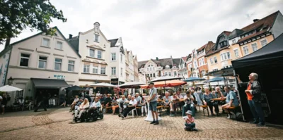 Fr&ouml;hliches Publikum  (Bild vergr&ouml;&szlig;ern)