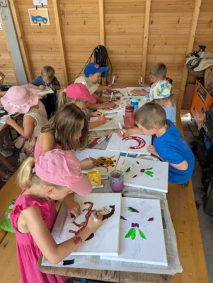 Beim Ferienprogramm wurde flei&szlig;ig gemalt.  (Bild vergr&ouml;&szlig;ern)