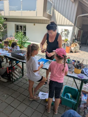 Rosi Baumgartner stand mit Rat und Tat zur Seite.  (Bild vergr&ouml;&szlig;ern)
