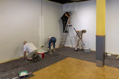 Kunstgruppe in Aktion  (Bild vergr&ouml;&szlig;ern)