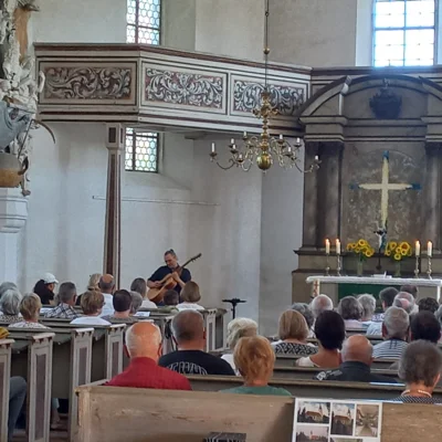 Foto des Albums: Der Leipziger Gitarrist Matthias Ehrig gibt das 4. Sommerkonzert in der Reinharzer Barockkirche