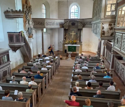 Foto des Albums: Der Leipziger Gitarrist Matthias Ehrig gibt das 4. Sommerkonzert in der Reinharzer Barockkirche