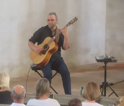 Foto des Albums: Der Leipziger Gitarrist Matthias Ehrig gibt das 4. Sommerkonzert in der Reinharzer Barockkirche
