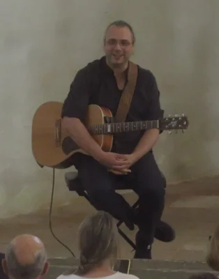 Foto des Albums: Der Leipziger Gitarrist Matthias Ehrig gibt das 4. Sommerkonzert in der Reinharzer Barockkirche