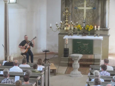 Foto des Albums: Der Leipziger Gitarrist Matthias Ehrig gibt das 4. Sommerkonzert in der Reinharzer Barockkirche