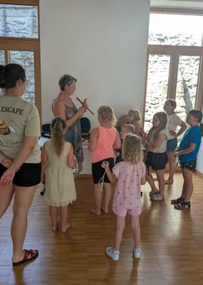Die Kinder erfuhren, wie die einzelnen Instrumente funktionieren.  (Bild vergr&ouml;&szlig;ern)