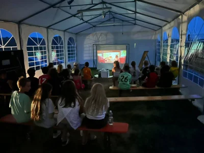 Auch ein Open Air-Kino war aufgebaut. Foto: SV Moosbach  (Bild vergr&ouml;&szlig;ern)