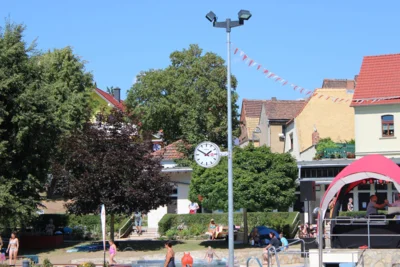 Auf der neuen Uhr, die im letzten Jahr durch Spendengelder erworben wurde, konnte sekundengenau die Startzeit abgelesen werden.  (Bild vergr&ouml;&szlig;ern)