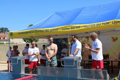 B&uuml;rgermeister Andreas Nette k&uuml;ndigte den Startschwimmer, den amtierenden Brunnenherrn Christian Sch&auml;fer, an und z&auml;hlte dann den Countdown.  (Bild vergr&ouml;&szlig;ern)