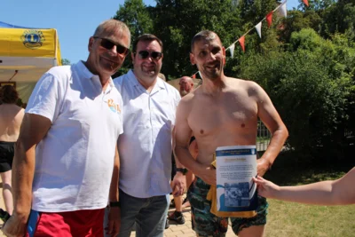 So wie alle Teilnehmer des 24-Stunden-Schwimmens erhielt auch der Startschwimmer eine Urkunde.  (Bild vergr&ouml;&szlig;ern)