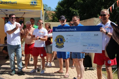 Der Lionsclub Querfurt, der traditionell nach der Stadtratsstaffel ins Wasser steigt, war in diesem Jahr mit einem Scheck &uuml;ber 500 Euro gekommen. In diesem Jahr wird f&uuml;r eine neue Temperaturanzeige gesammelt.  (Bild vergr&ouml;&szlig;ern)
