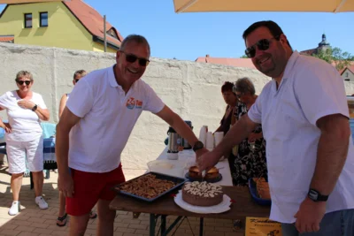 Stadtbadleiter und B&uuml;rgermeister er&ouml;ffneten nach dem Startschuss f&uuml;rs Schwimmen auch den Kuchenbasar.  (Bild vergr&ouml;&szlig;ern)