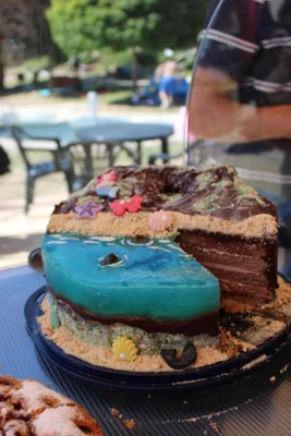 Eine besonders kreative Kuchenb&auml;ckerin hat sich die perfekte Welle ausgesucht. Strand und Wasser - perfekt f&uuml;r einen Kuchenbasar im Stadtbad.  (Bild vergr&ouml;&szlig;ern)