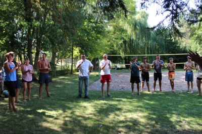 B&uuml;rgermeister Andreas Nette, selbst passionierter Volleyballer, durfte zum Turnier Mannschaften aus Ro&szlig;bach, Wetzendorf, Gatterst&auml;dt und Querfurt begr&uuml;&szlig;en.  (Bild vergr&ouml;&szlig;ern)