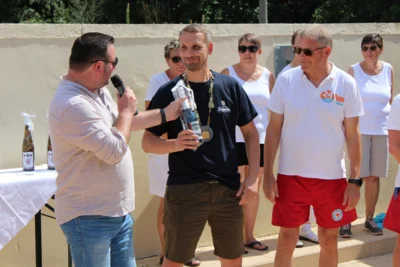 Christian Sch&auml;fer, der als Startschwimmer 24 Stunden zuvor ins Wasser gegangen war, durfte sich &uuml;ber eine Flasche Jubil&auml;umssekt freuen. Der Sekt wurde extra zum 120. Geburtstag des Stadtbades in Flaschen mit Stadtbadetikett abgef&uuml;llt.  (Bild vergr&ouml;&szlig;ern)