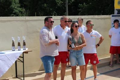 F&uuml;r die schnellste Zeit in der AK II weiblich durfte sich Annika Lau eine Flasche Wein abholen.  (Bild vergr&ouml;&szlig;ern)