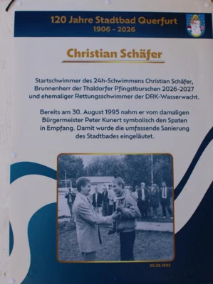 Christian Sch&auml;fer ist nicht nur der amtierende Brunnenherr. Als Jugendlicher war er lange Jahre in der DRK-Wasserwacht aktiv. Somit der ideale Startschwimmer.  (Bild vergr&ouml;&szlig;ern)