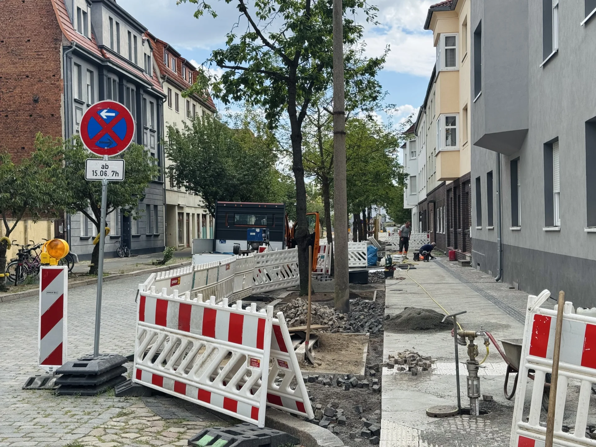Bild: Bei der Sanierung der Gehwege in der August-Bebel-Straße zwischen dem „Stern“ und der Wiglowstraße werden auf beiden Seiten nicht nur die Gehwege erneuert, sondern auch die Schmutzwasserhausanschlüsse, die Ablaufrinnen für die Dachentwässerung sowie die Straßenbeleuchtung modernisiert.