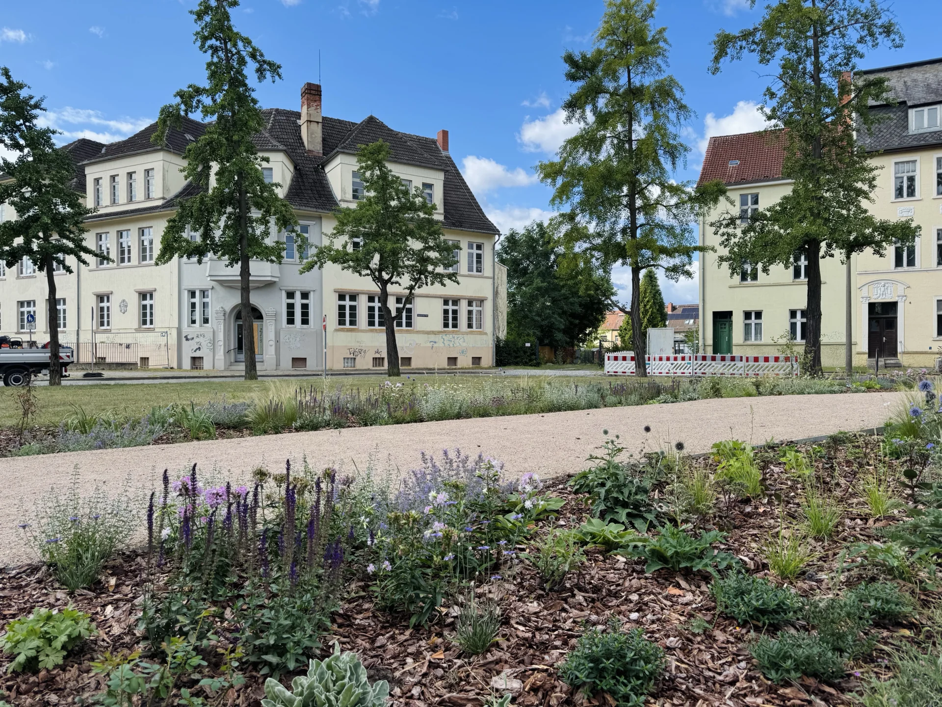 Bild: Auch der Heinrich-Heine-Platz hat in den vergangenen Monaten eine Aufwertung erfahren. Zuletzt wurde dort eine neue Fußgängerquerung in Form eines Weges mit wassergebundener Decke geschaffen. Die Flächen beidseits des neuen Weges wurden inzwischen bepflanzt.