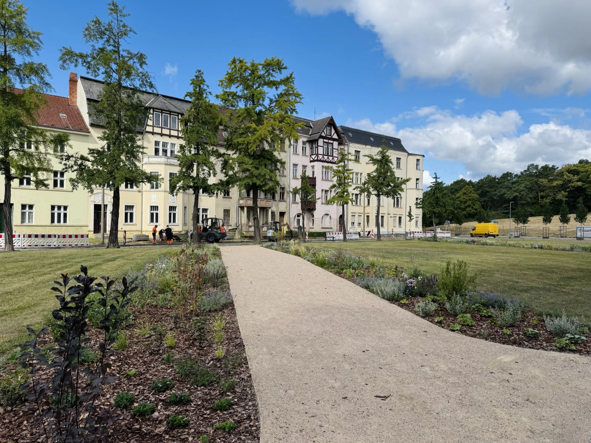 Bild: Auch der Heinrich-Heine-Platz hat in den vergangenen Monaten eine Aufwertung erfahren. Zuletzt wurde dort eine neue Fußgängerquerung in Form eines Weges mit wassergebundener Decke geschaffen. Die Flächen beidseits des neuen Weges wurden inzwischen bepflanzt.