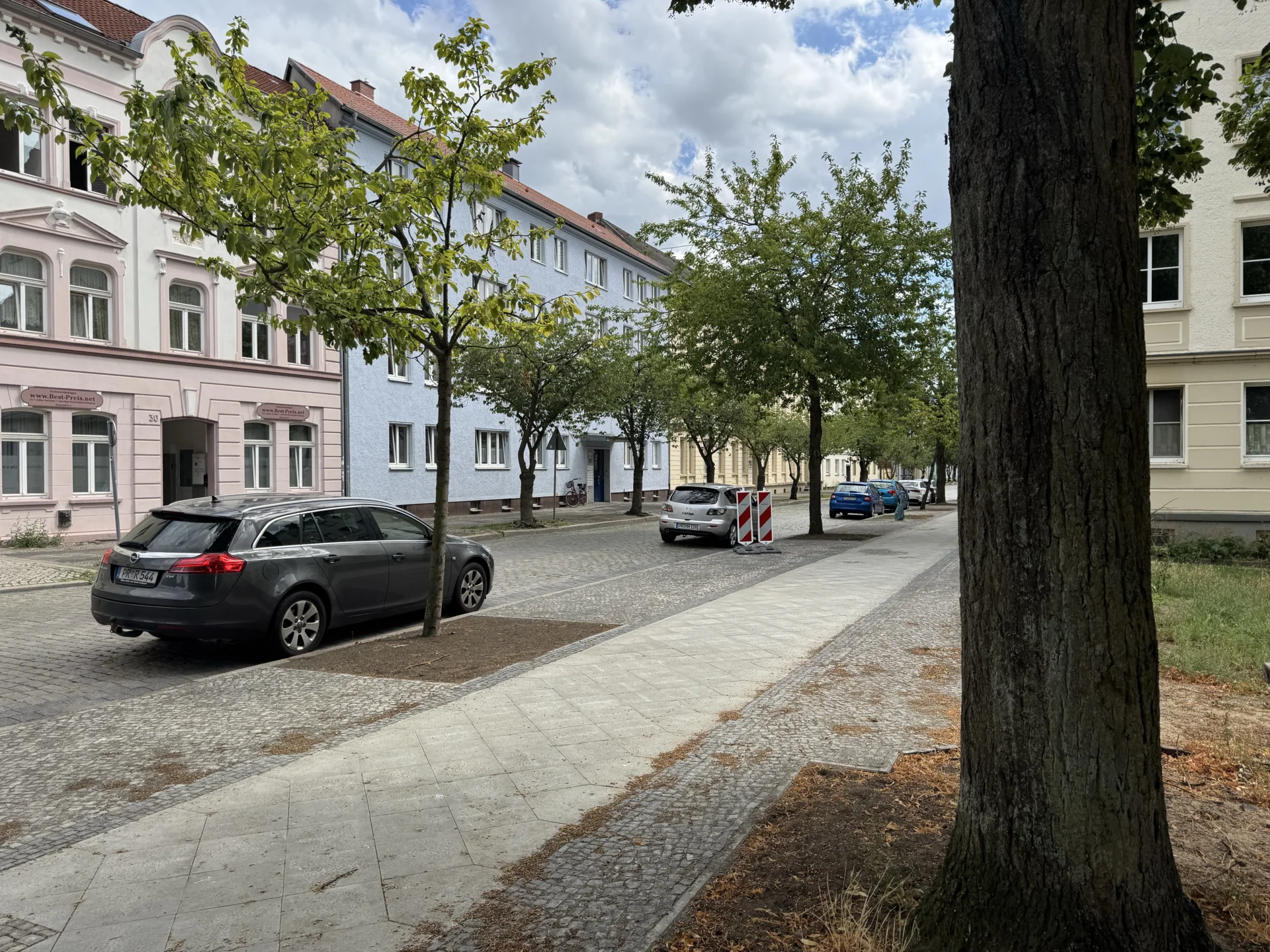 Bild: Auf der rechten Straßenseite in Richtung „Stern“ wurde bereits ein großer Abschnitt des Gehweges erneuert