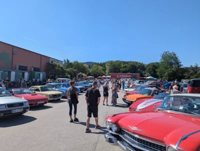 Rund 450 nostalgisch-anmutende Fahrzeuge hatten sich beim gro&szlig;en Oldtimertreffen in Prackenbach versammelt.  (Bild vergr&ouml;&szlig;ern)