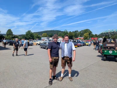Der Vorsitzende der Oldtimerfreunde Rubendorf, Johannes M&uuml;hlbauer, und Prackenbachs B&uuml;rgermeister Andreas Eckl &ndash; seines Zeichens Profi-Los-Verk&auml;ufer &ndash; waren begeistert vom Besucher- und Fahrzeugansturm.  (Bild vergr&ouml;&szlig;ern)