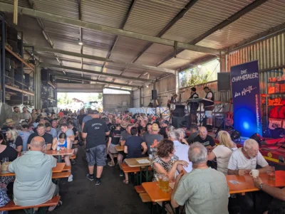Die Festhalle war den ganzen Tag &uuml;ber gef&uuml;llt mit gut gelaunten Oldtimer-Fans.  (Bild vergr&ouml;&szlig;ern)