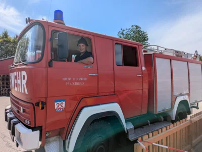 Johannes M&uuml;hlbauer f&uuml;hrte die Rundfahrt in seinem alten Feuerwehrfahrzeug an.  (Bild vergr&ouml;&szlig;ern)