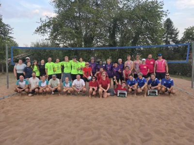 Die Siegreichen Teams: Die Winkekatzen (gr&uuml;n oben links), Die Volleys (lila oben in der Mitte), Old Schmetterhand (rosa oben rechts), Tinas Tr&uuml;mmertruppe (wei&szlig;, unten links), Tema T2 (rot unten in der Mitte), Angaben ohne Gew&auml;hr (blau unten rechts) 