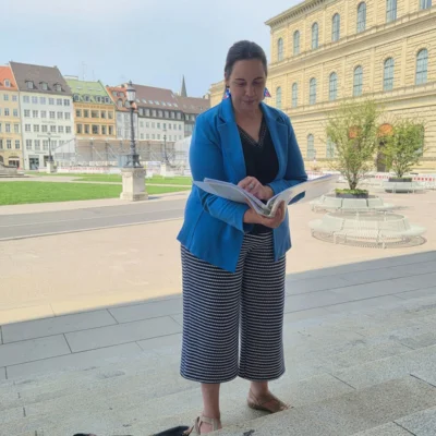Anette Spieldiener zu Beginn der F&uuml;hrung an der Oper  (Bild vergr&ouml;&szlig;ern)