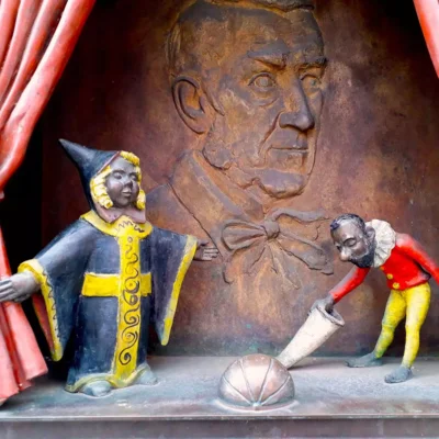 Pocci Gedenkschaukasten Marionettentheater M&uuml;nchen  (Bild vergr&ouml;&szlig;ern)
