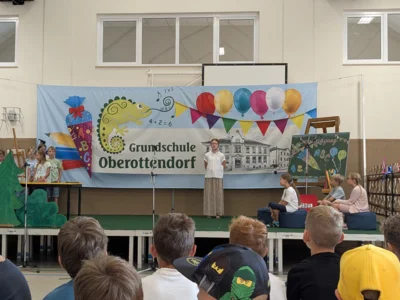 Foto des Albums: Schülerversammlung mit Schuleingangsprogramm