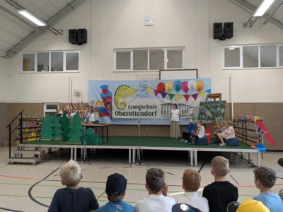 Foto des Albums: Schülerversammlung mit Schuleingangsprogramm