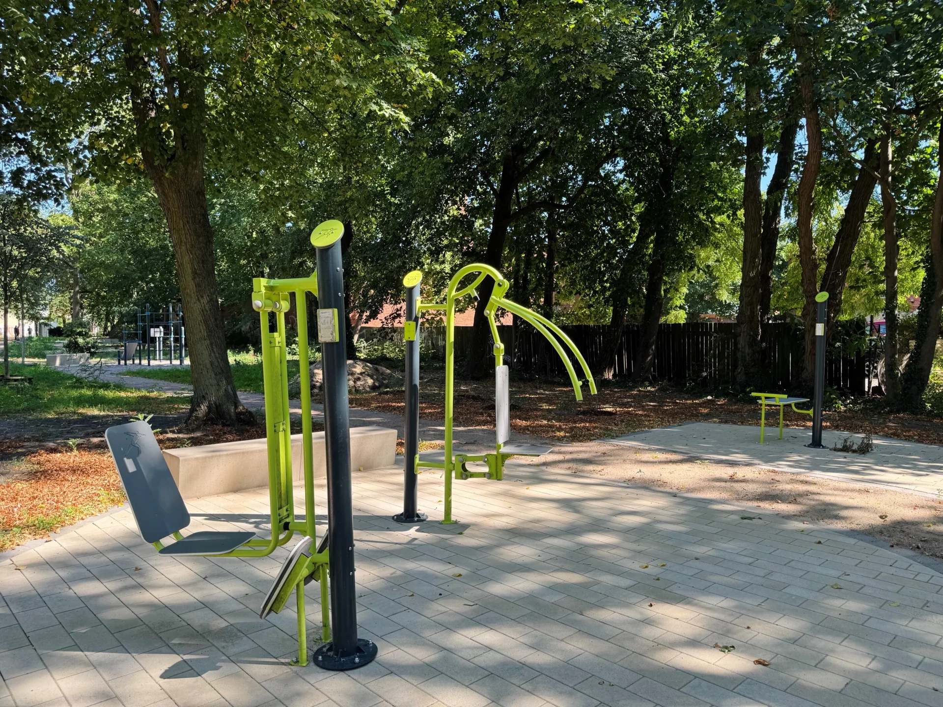 Bild: Im südlichen Bereich des Clara-Zetkin-Parks warten bestehende und neue Spiel- und Sportgeräte auf die Gäste und Besucher des Parks