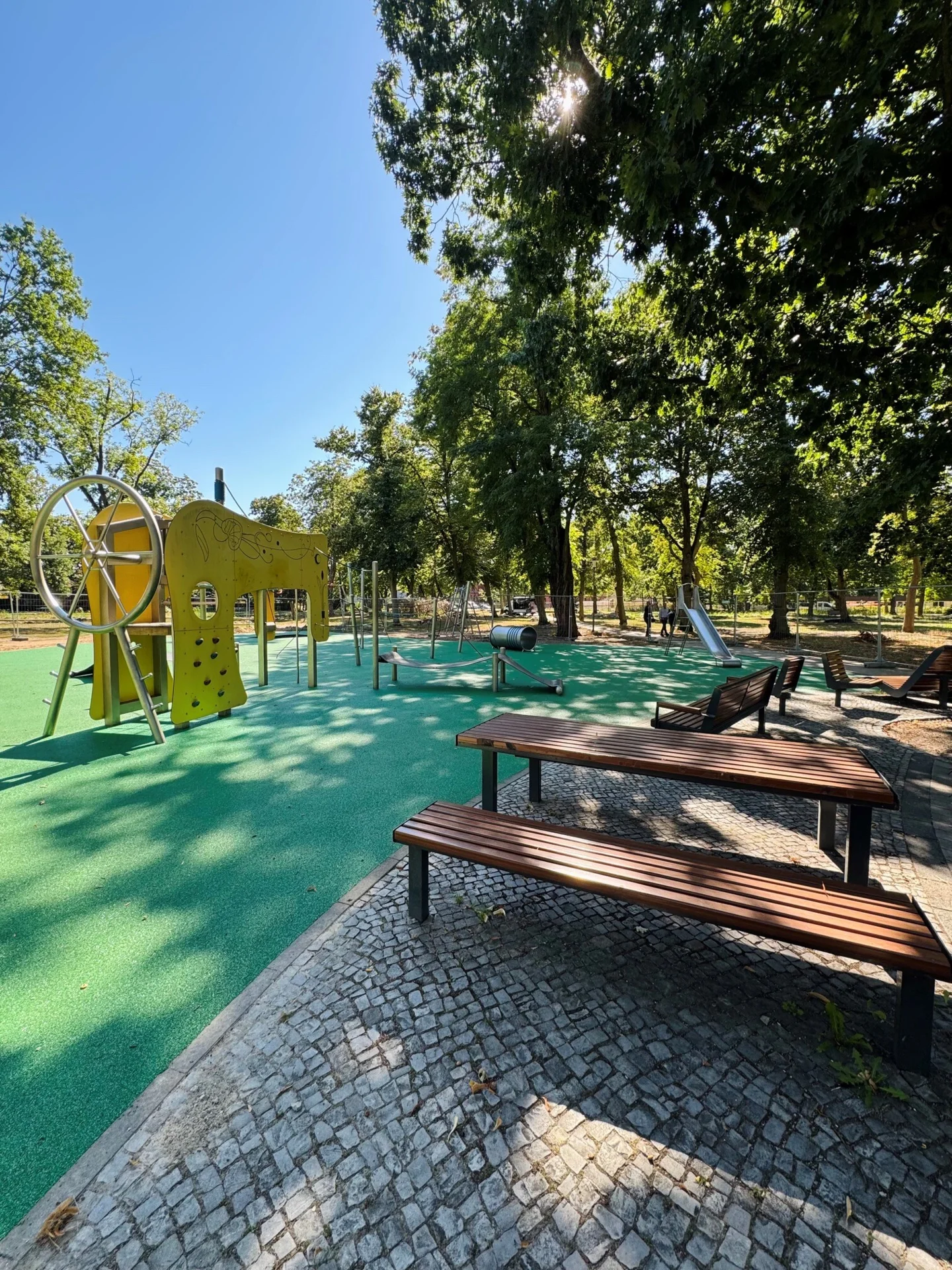 Bild: Aufgewertet wurde zuletzt auch der große Spielplatz im Parkzentrum, der einen neuen Bodenbelag erhalten hat