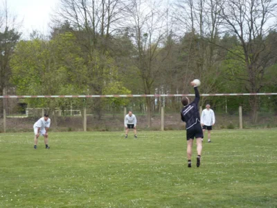 Vorschaubild: Auf dem Faustballplatz