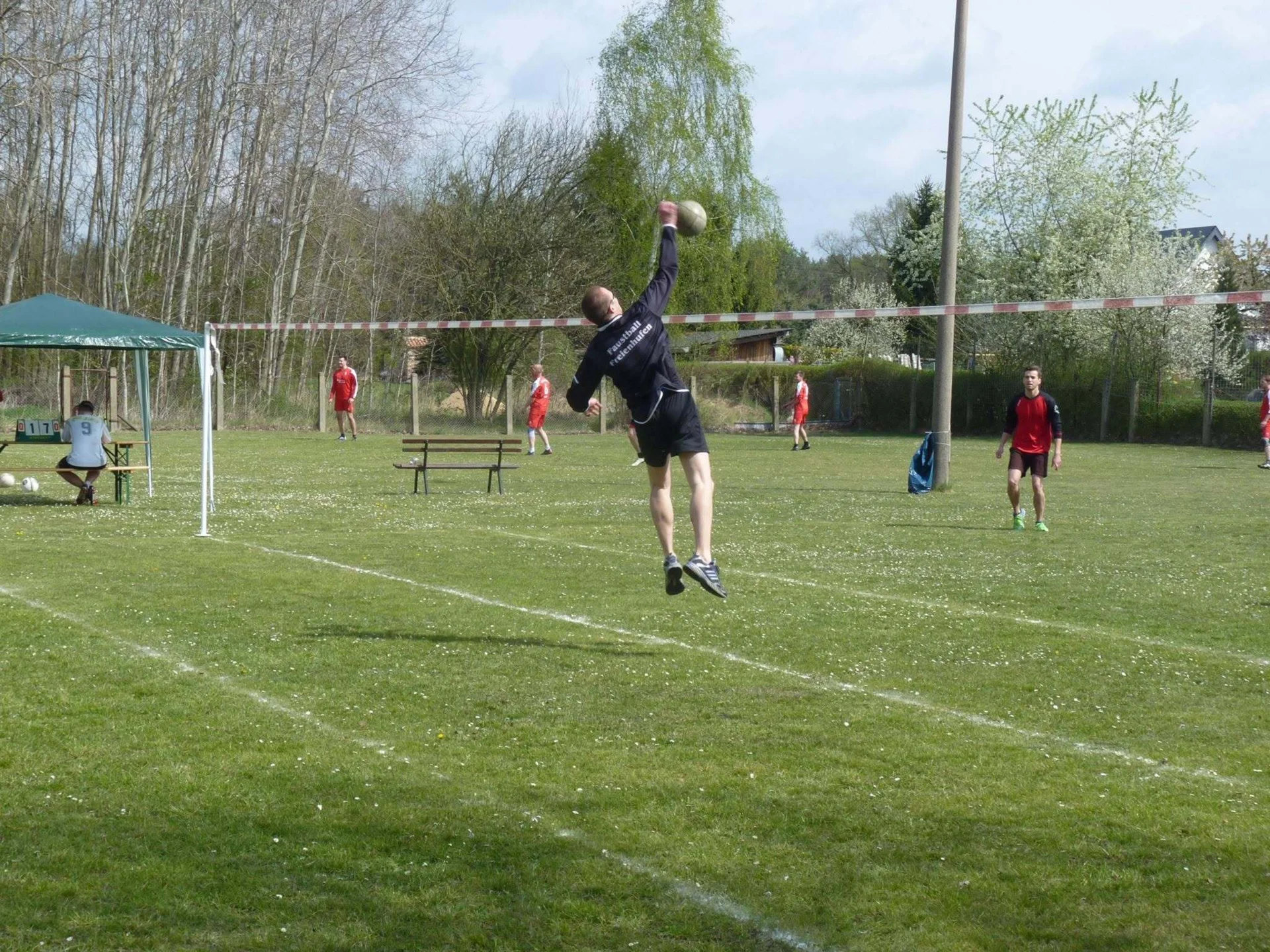Bild: Auf dem Faustballplatz