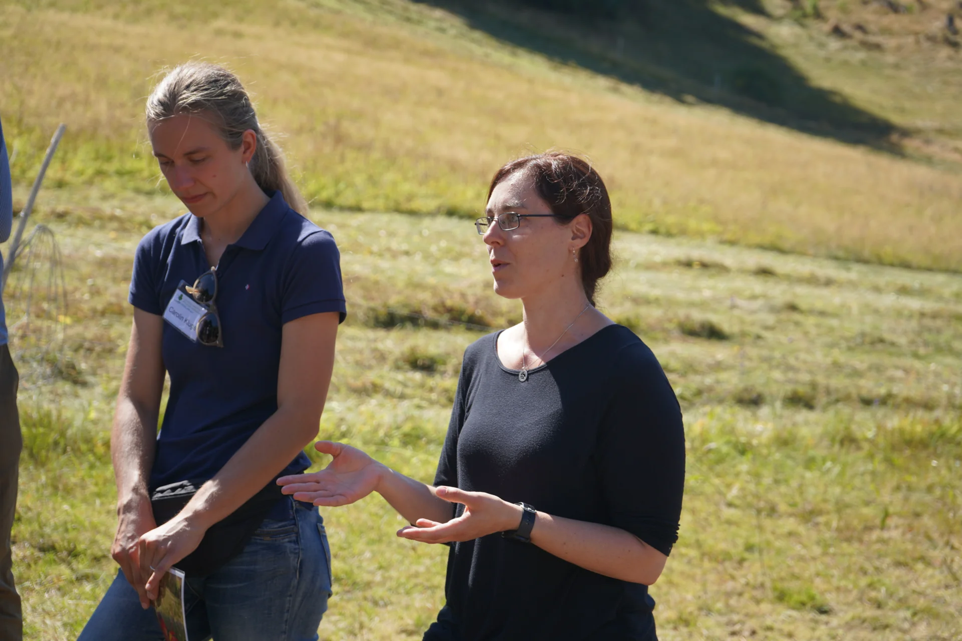 Bild: Frau Lietsch von der UNB Goslar erzählt von der Kooperation mit den Landschaftspflegern