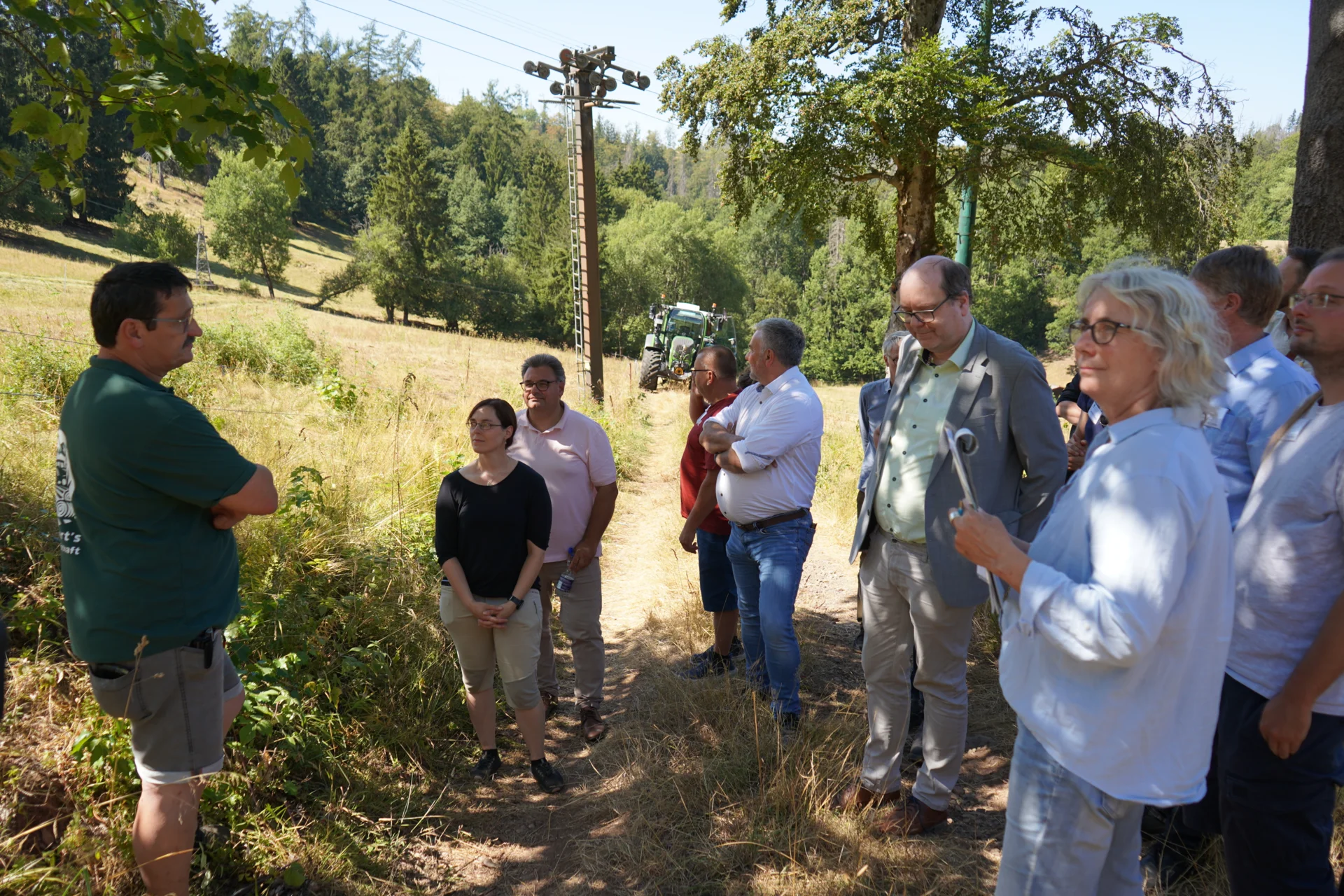 Bild: Landwirt M Schubert erläutert Pflege von Bergwiesen