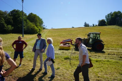 Gemeinsam auf der Bergwiese (Foto: Landkreis Goslar) 