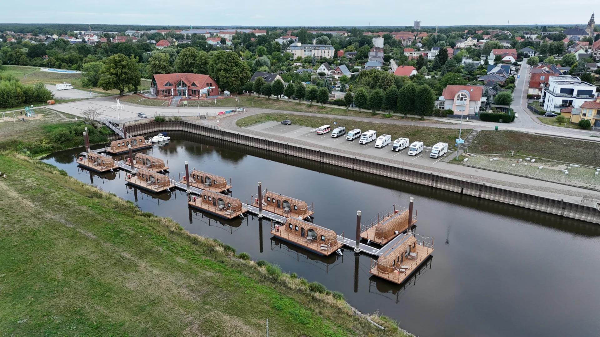 Bild: Auch für Radfahrer und Entdecker bieten die Hausboote eine interessante Ausgangsbasis. Die Lage an der Elbe und im Nedwighafen verbindet das besondere Übernachtungserlebnis mit der Möglichkeit, Wittenberge und die Prignitz aktiv zu erkunden.