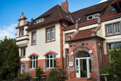 Eingang Gastst&auml;tte  (Bild vergr&ouml;&szlig;ern)