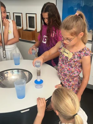 Foto des Albums: 3a und 3b: Trinkwasserprojekt bei der EVI