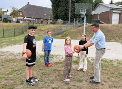 Foto des Albums: Einweihung Basketballkorb